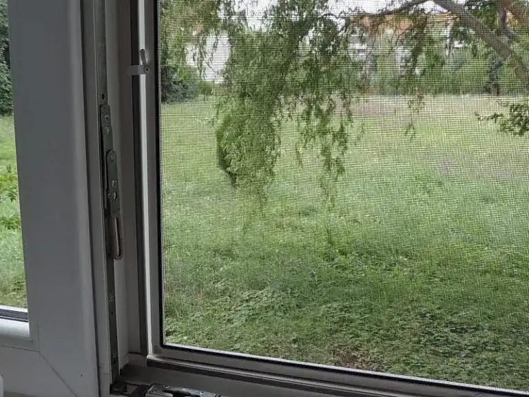 Isso fix, falcba szerelt szúnyogháló