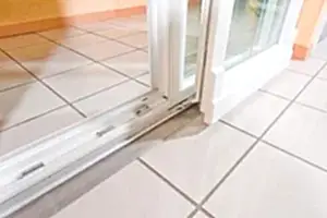 fehér színű toló bukó erkélyajtó nyitva van