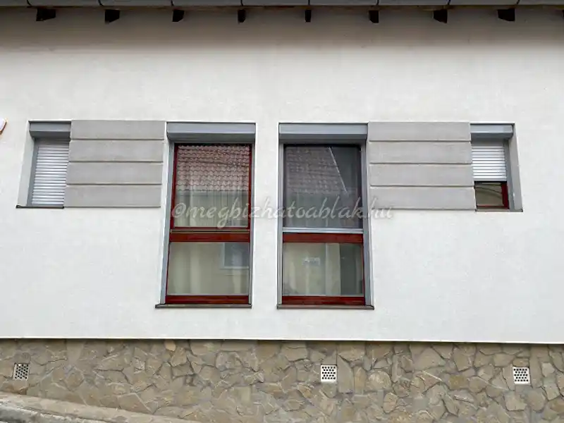Aluminium-redony-egyedi-szinben-–-Ral-7040-Fenstergrau-–-Vilagos-szurke-PA-39-07-szinu-redonypalasttal