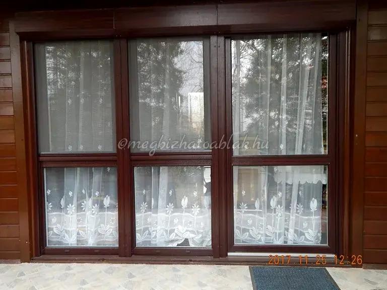 Mahagoni-szinu-muanyag-erkelyajto-buko-nyilo-ablakokkal-aluminium-mahagoni-szinu-redonnyel