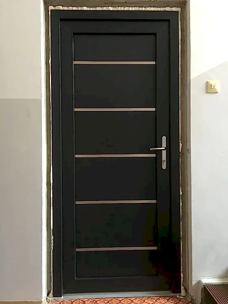 Antracit m_anyag bejárati ajtó, inox I 147 ajtópanellel